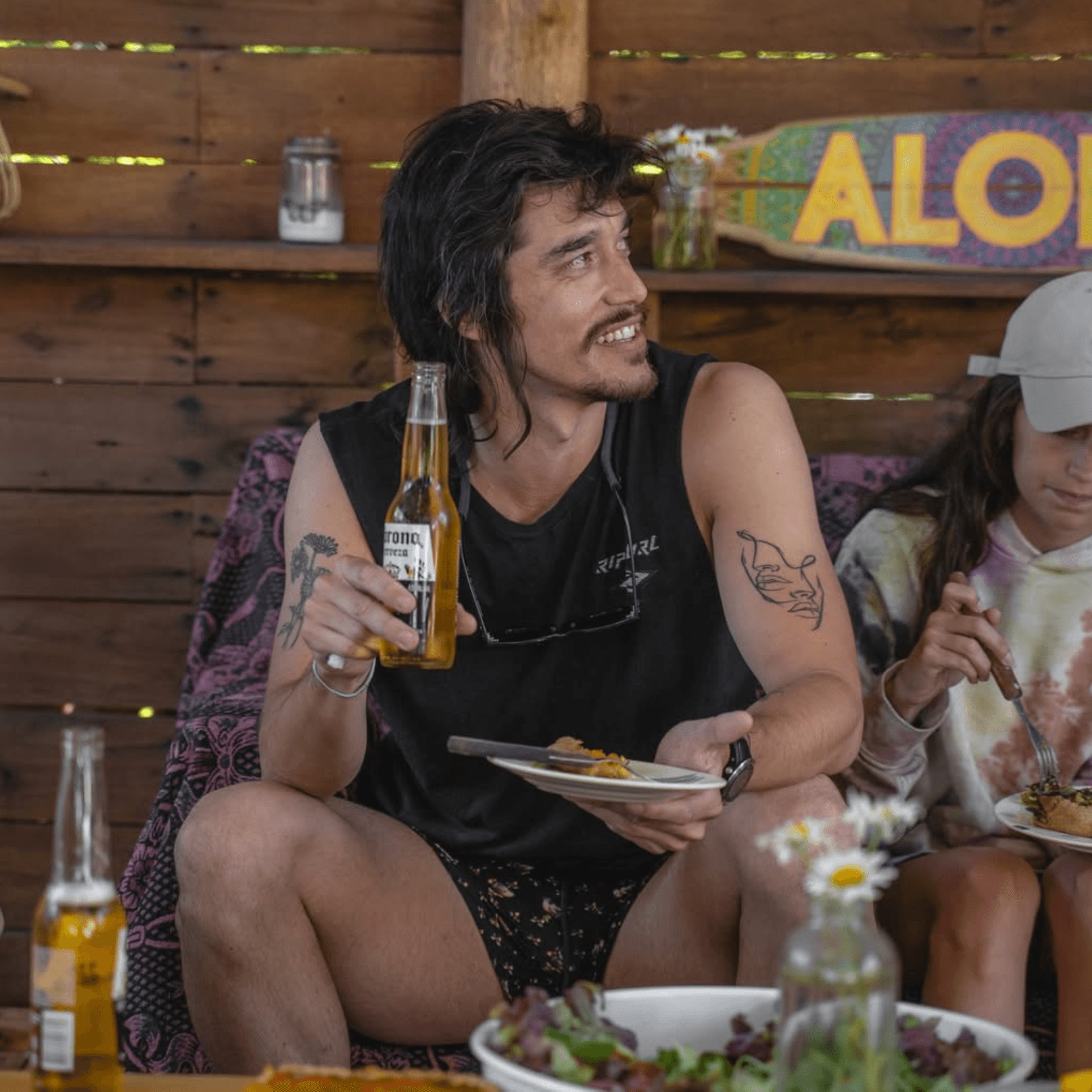 Asado entre amigos en un quincho